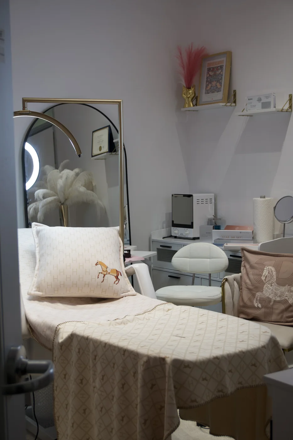 The studio: mirror, ring light and workstation